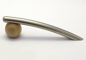 Uchwyt "łuk z kulką" (satyna+buk) L-96