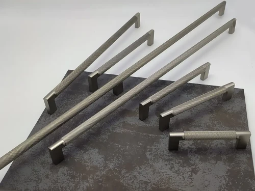 Uchwyt SIRO radełkowany (2457-494 efekt stali) dł.494mm