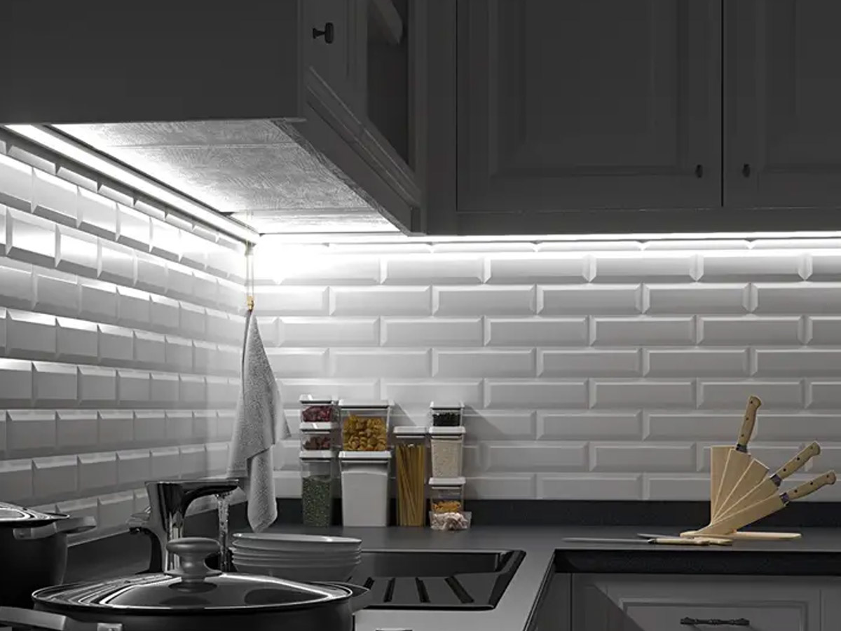 Czym różnią się profile nawierzchniowe, wpuszczane i narożne?