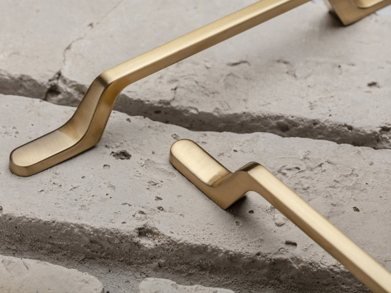 Złote uchwyty w stylu nowoczesnym, klasycznym i glamour - dlaczego warto na nie postawić w tych wnętrzach?